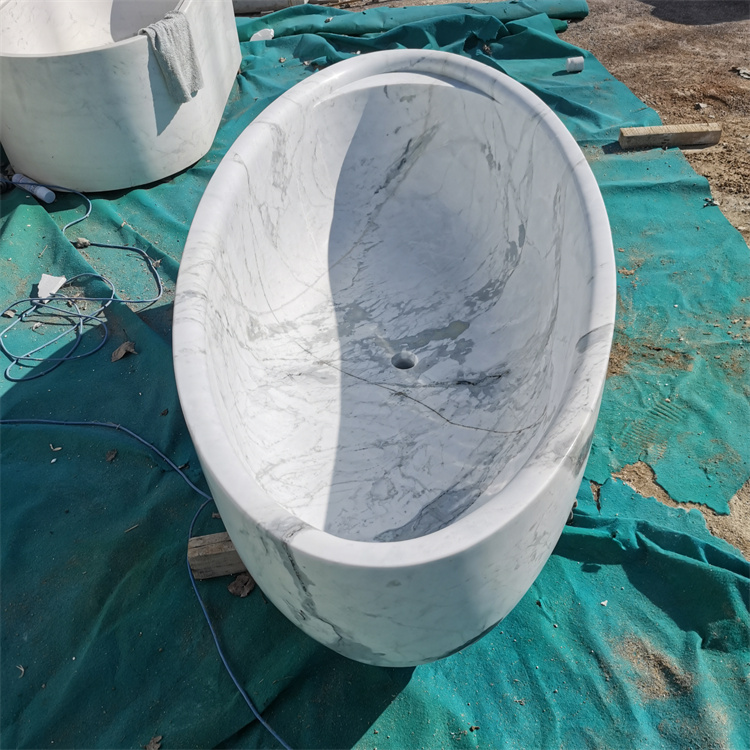 white marble bathtub 